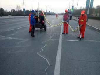 強(qiáng)化春季公路養(yǎng)護(hù)，保證道路通暢