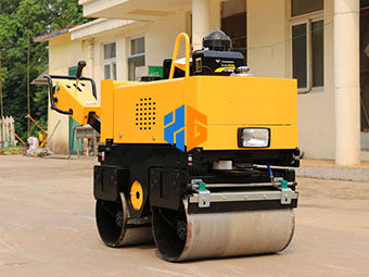 這款小型壓路機(jī)為路面工程加油助力！